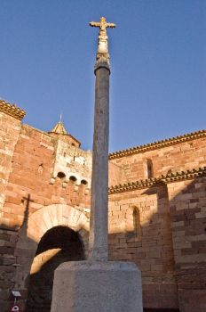 La creu de terme i el portal