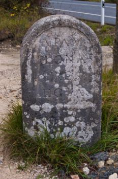 Antiguo mojón de piedra