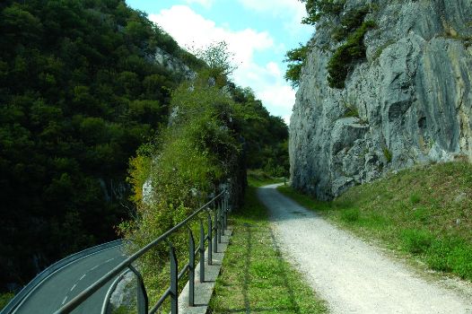 Trinchera en la piedra caliza en un estrecho del río Larraun