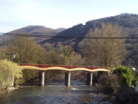 Pasarela sobre el río Larraun que aprovecha los pilares del antiguo puente