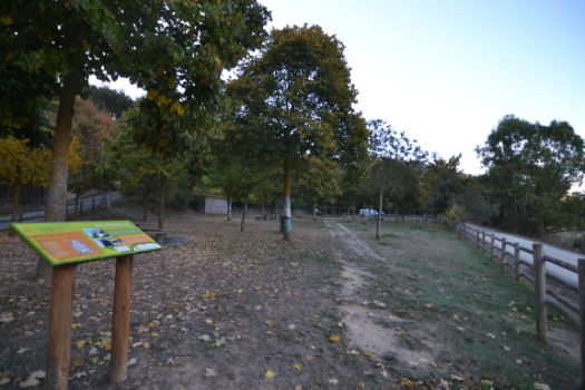 Área de descanso junto a un aparcamiento de autocaravanas