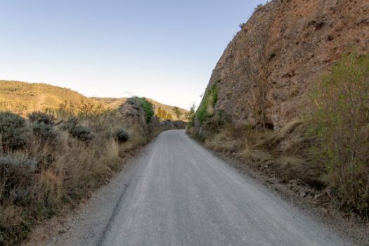 El camino se interna brevemente entre las trincheras excavadas para el paso del tren