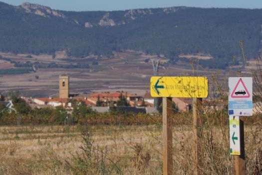 El itinerario se aleja definitivamente del antiguo trazado ferroviario. Al fondo la población de Casalarreina