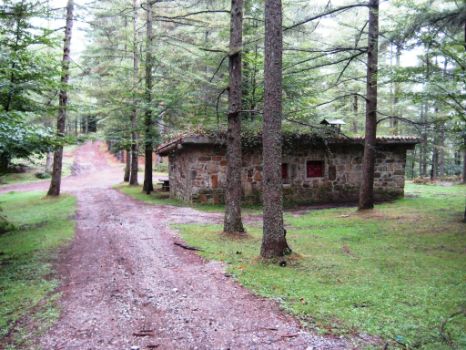 Refugio de montaña junto a un área de descanso