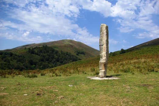 Menhir de Arlobi. De fondo, el monte Oderiaga