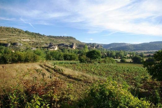 Valle del río Molino, y al fondo, cortados calizos de Arlucea