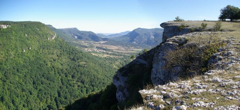 Vistas del cañón del río Urederra y el Valle de la Améscoa Baja