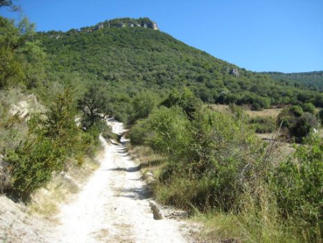 Ascensión hacia la meseta de Urbasa, con el pico Arripuia de fondo