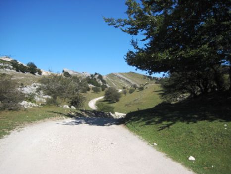 Recorriendo las últimas majadas de Urbasa, antes de llegar al destino, en Lizarraga