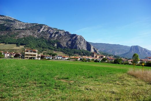 Saliendo de Unanu, entre prados de siega