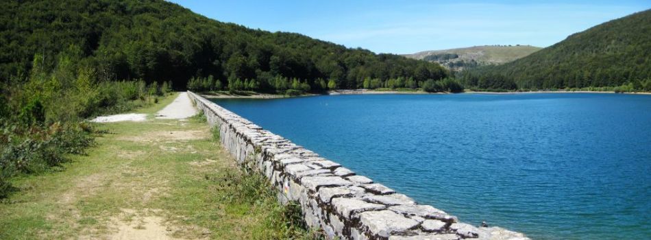 La Senda discurre junto al embalse de Lareo