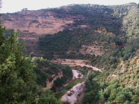 The steep slopes that demarcate the course of the river Alcanadre over a major part of this stage