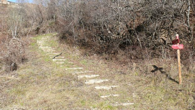 Tramo acondicionado con escalones de piedra entre Sauri y Llesui