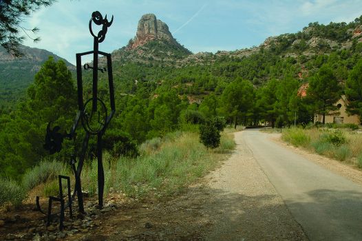 Escultura en el Camino, con la Mola d'en Canar a la derecha