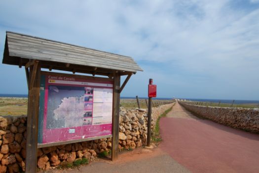 La etapa se inicia junto a la pista de acceso al faro de Punta Nati, a 300 m del aparcamiento