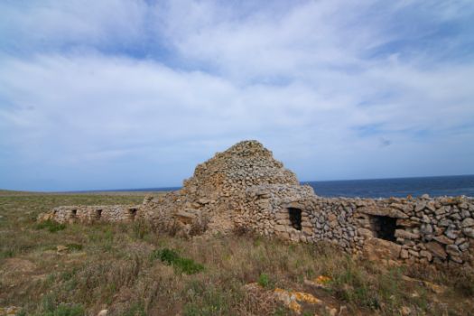Una de las características barracas menorquinas, muy presentes en las explotaciones agropecuarias del este de la isla