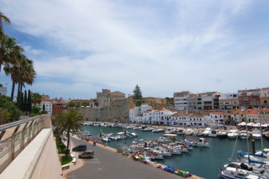 Vistas del puerto de Ciutadella desde el aparcamiento donde concluye esta etapa
