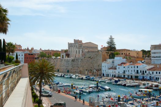Port Vell y ayuntamiento de Ciutadella