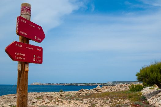Señal indicativa y Ciutadella al fondo