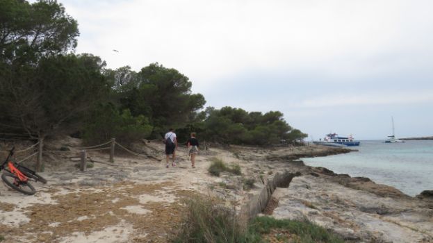 Tourists on Bellavista beach
