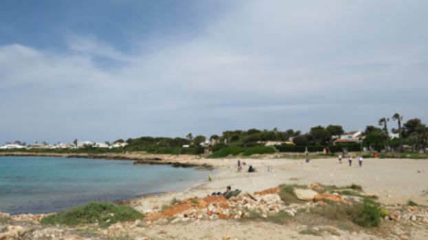 Senderistas y turistas en playa de Son Xoriguer 