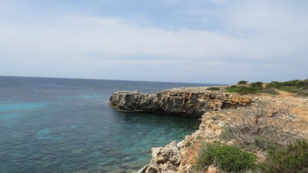 Camí Cavalls sobre plataforma rocosa del sur de Menorca