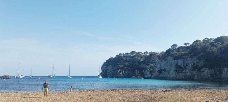 Cala Macarella y restos de Es Bérecs