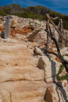 Baliza y escaleras labradas en la piedra