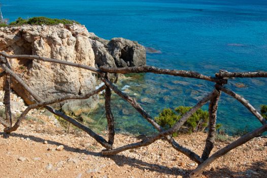Típica talanquera menorquina en la línea de costa