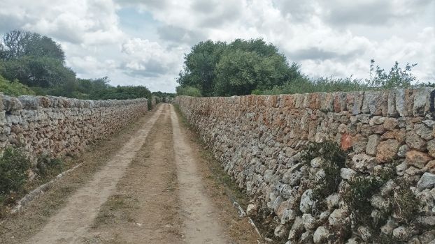 Paso de la etapa 17 por zona agrícola delimitada por muros
