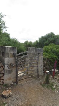 Barrera menorquina que delimita la zona urbana de la rural