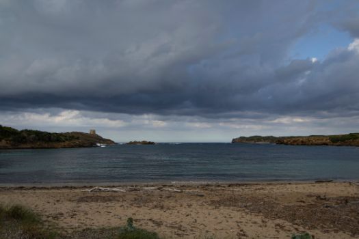 Desde la Cala Tamarells des nord es posible ver la torre en el extremo del cabo de Rambla