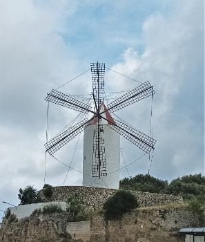 Molino de viento y actual punto de información de Es Castells