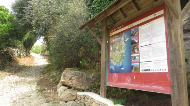 Panel informativo en cala de Sant Esteve donde inicia la etapa 20