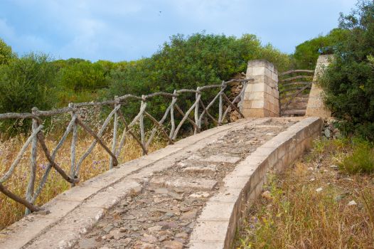Rampa de acceso a finca agropecuaria menorquina (tanca)
