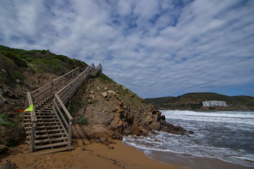 Pasarela de madera en cala Tirant