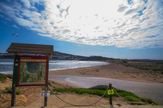 Vista atrás antes de abandonar cala Tirant, con vistas de la urbanización Platja de Fornells