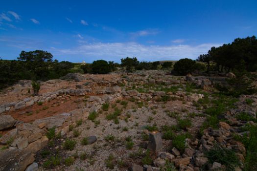Ruinas del campamento romano de Sanicera, en el horizonte, la torre de Sanitja