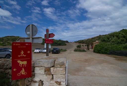 Después de un tramo por carretera, el camino se desvía junto al aparcamiento de las playas de Cavallería y Ferragut