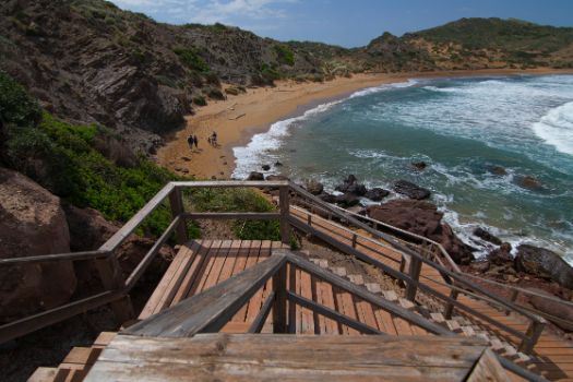 Pasarela de bajada a la playa de Cavallería
