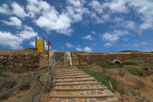Salida de cala Mica, a la derecha se puede ver la entrada a un búnker construido durante la guerra civil