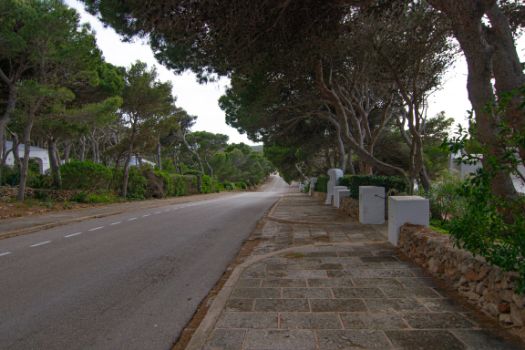 El camino recorre las calles de Cala Morell hasta el final de la etapa