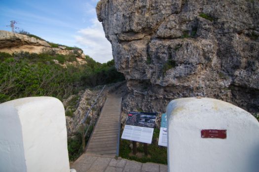 Acceso al recorrido de la necrópolis rupestre de Cala Morell