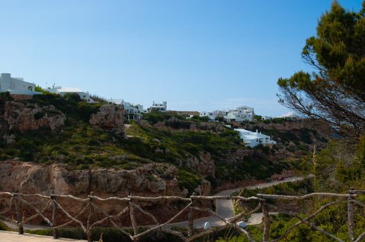 Panorámica de Cala Morell y talanquera típica menorquina