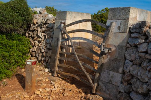 Típica barrera menorquina y baliza del Camino Natural Camí de Cavalls