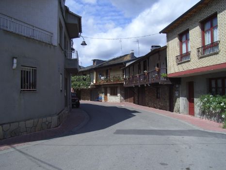 El camino discurre por las calles de Quilós