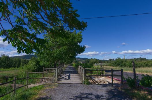 Pasarela sobre un canal de riego
