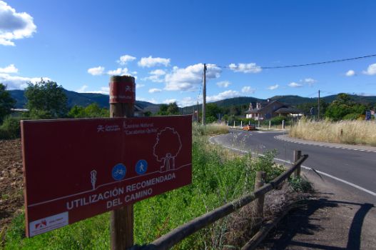 El último kilómetro del camino discurre por la carretera de acceso a Quilós