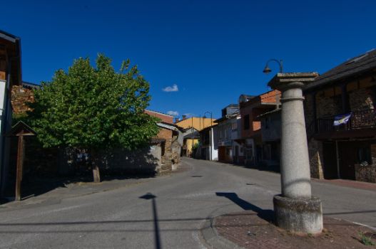 Final del camino, en una rotonda decorada con una columna de piedra