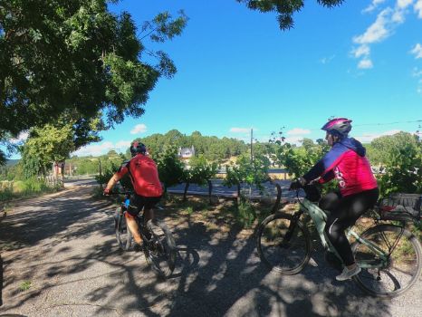 Ciclistas en el Camino Natural